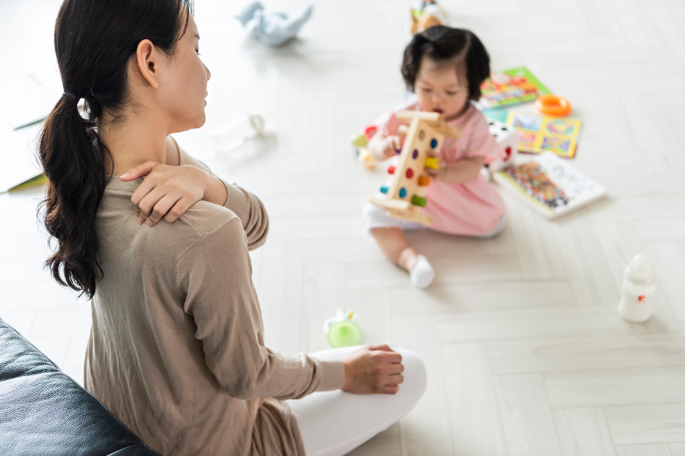 경제적 이유와 양육 부담 등으로 둘째를 갖고 싶어도 포기하는 젊은 부부들이 늘고 있다. 통계청에 따르면 둘째 이하 출생아 수는 2015년 20만9783명에서 2019년 13만4199명으로, 비중은 47.8%에서 44.3%로 감소했다. [아이클릭아트]