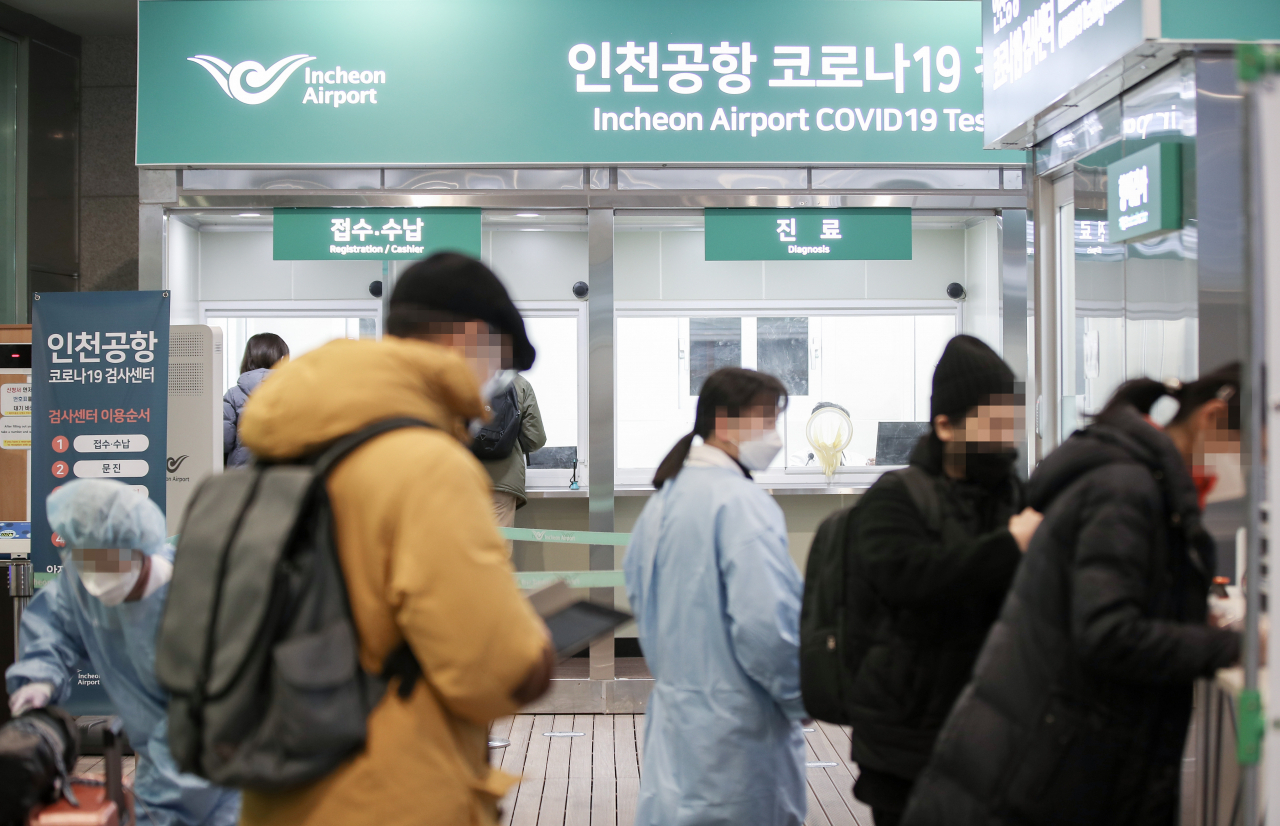 국내에서 신종 코로나바이러스감염증(코로나19) 첫 확진자가 발생한 지 1년을 하루 앞둔 19일 오전 인천국제공항 제2터미널 코로나19 검사센터를 찾은 시민들이 검사를 받기 위해 기다리고 있다. [연합]