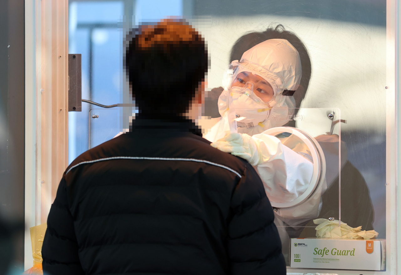 오는 20일 국내에서 신종 코로나바이러스 감염증(코로나19) 첫 확진자가 나온 지 꼭 1년째가 되는 가운데 19일 오전 서울역 광장에 마련된 임시 선별진료소에서 의료진이 검체를 채취하고 있다. [연합]