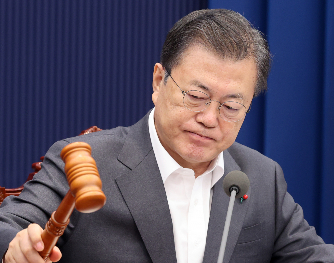 문재인 대통령이 19일 청와대에서 국무회의를 주재하고 있다. [연합]