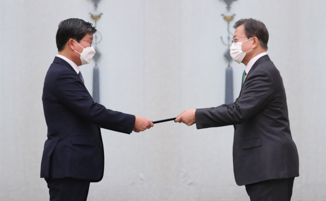 문재인 대통령이 지난달 29일 오전 청와대에서 열린 신임 국무위원 임명장 수여식에 참석, 전해철 행정안전부 장관에게 임명장을 수여하고 있다. [연합]