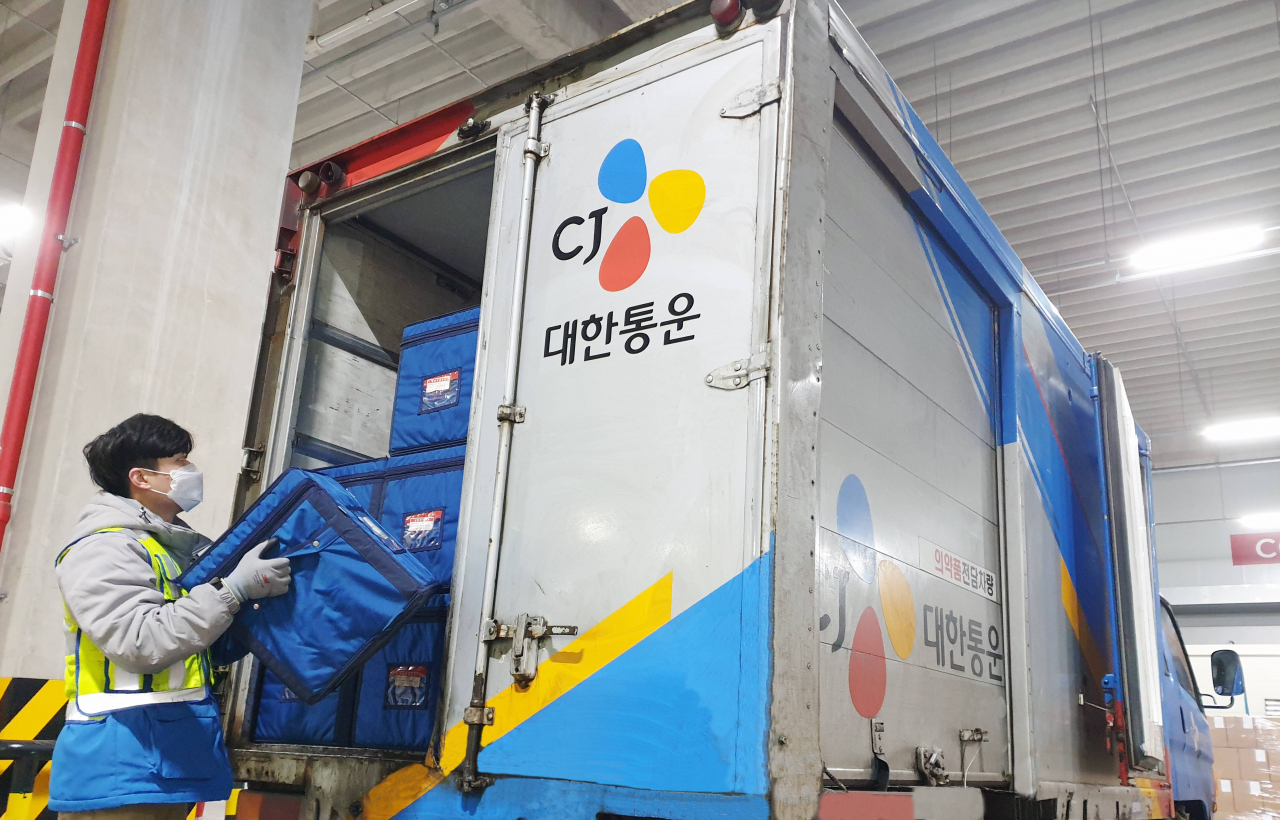 CJ대한통운이 운영하는 의약품 전담운송차량 모습. 온도유지를 도와주는 단열재가 들어 있어 일반 운송차량보다 적재함 벽면이 두껍다. 운전석에 설치한 장치를 통해 적재함 온도기록을 확인할 수 있다. [CJ대한통운 제공]