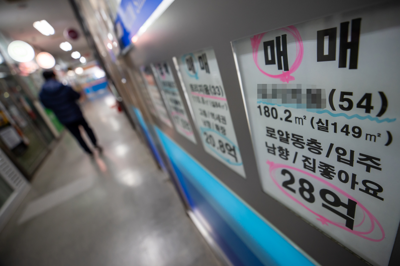 서울의 한 부동산에 붙은 매물 정보 [연합뉴스]