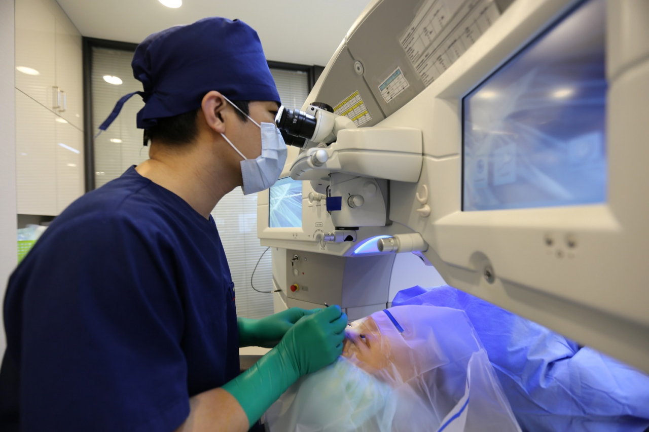 강남 온누리스마일안과 김부기 원장과 전주 온누리안과병원 정영택 원장은 고도난시를 동반한 근시 환자에게 난시교정술과 스마일라식을 단계적으로 시행한 후 2년간 추적 관찰한 결과, 안전하고 성공적으로 시력을 회복했다고 SCI급 안과학술지 BMC(BioMed Central Ophthalmology) 최근호에 발표했다.
