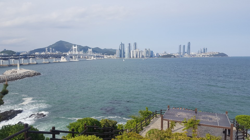 부산 이기대공원에서 바라본 광안대교와 해운대 전경 [윤정희 기자]