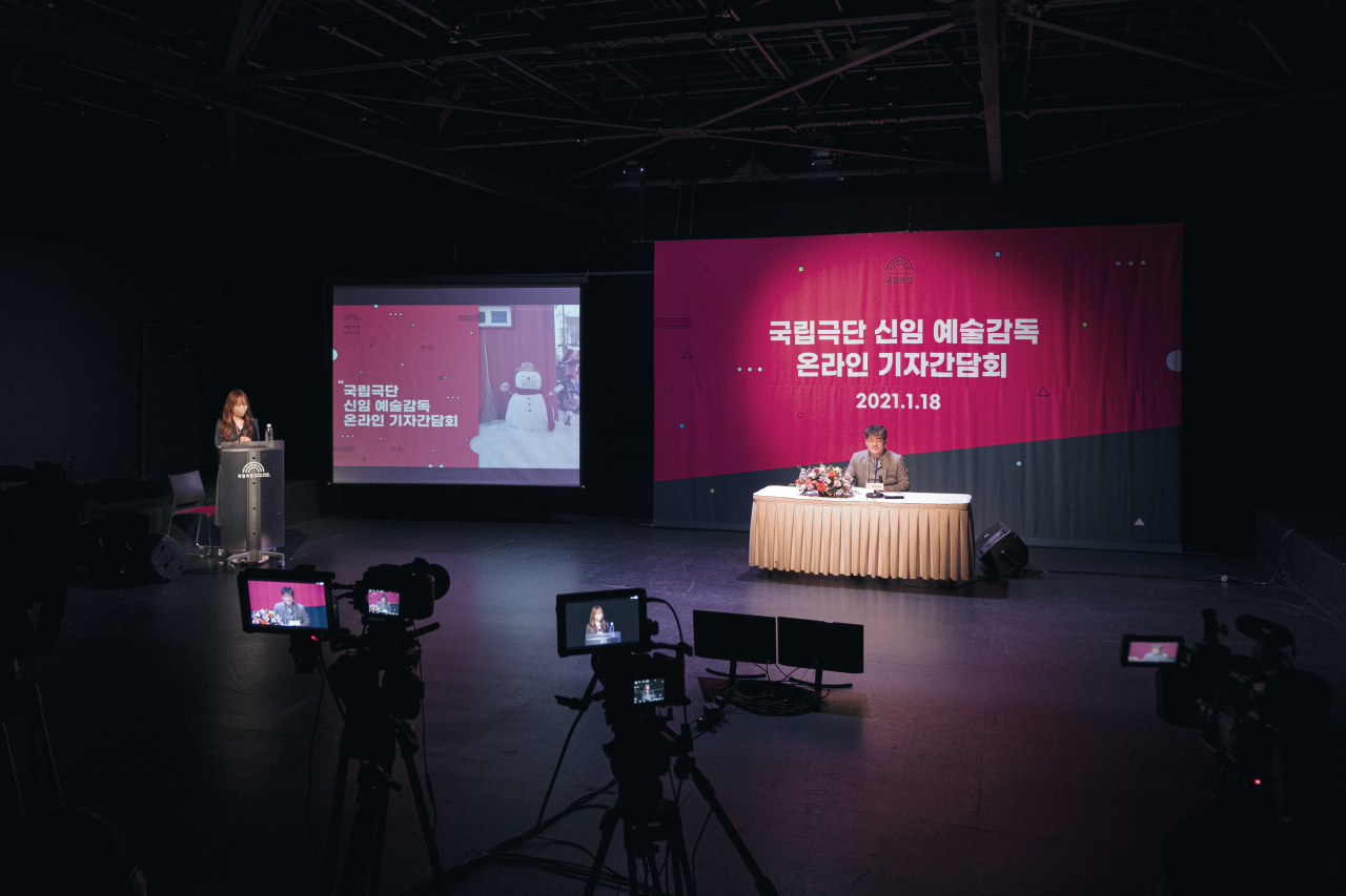 김광보 국립극단 예술감독은 “오늘의 새로운 담론을 적극적으로 수용해 연극을 제작해야 한다”는 가치를 바탕 삼아 공공성 강화, 표현의 자유, 적극적인 기후행동을 반영해 국립극단을 운영하겠다고 강조했다. [국립극단 제공]