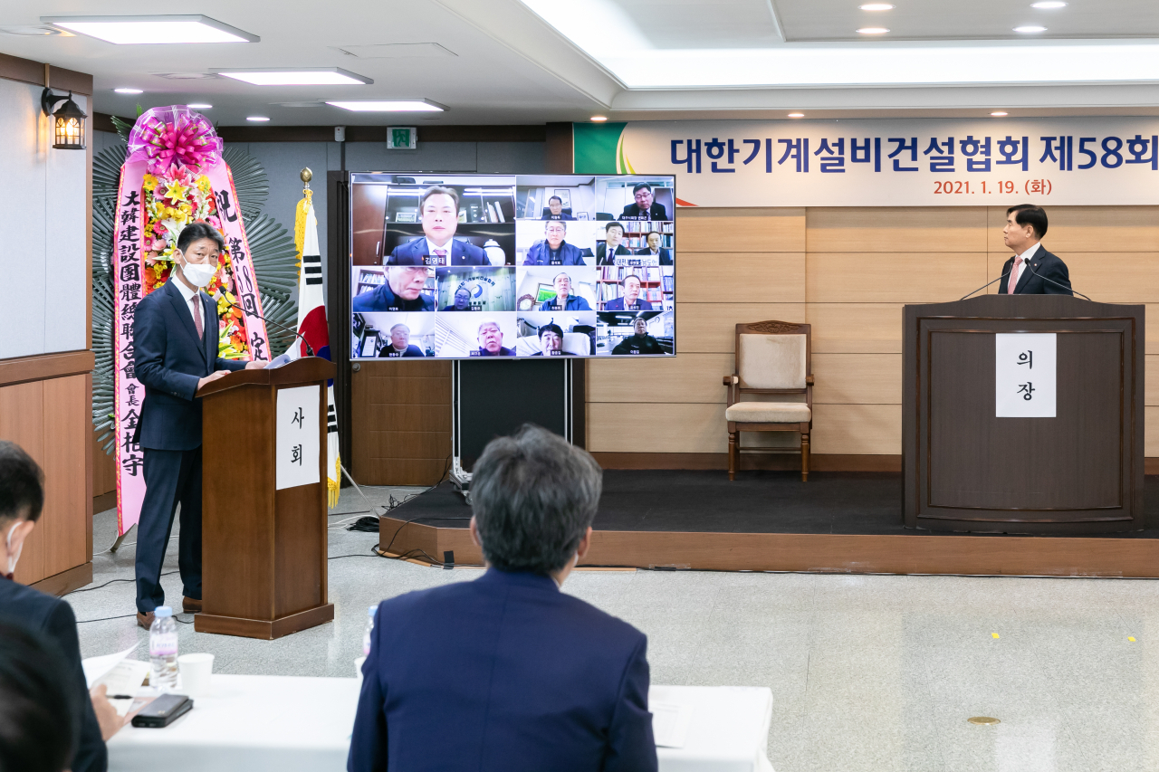대한기계설비건설협회가 사상 최초로 온·오프라인 총회를 개최한 가운데, 정달홍 회장이 온라인을 통해 대의원들과 소통하고 있다.