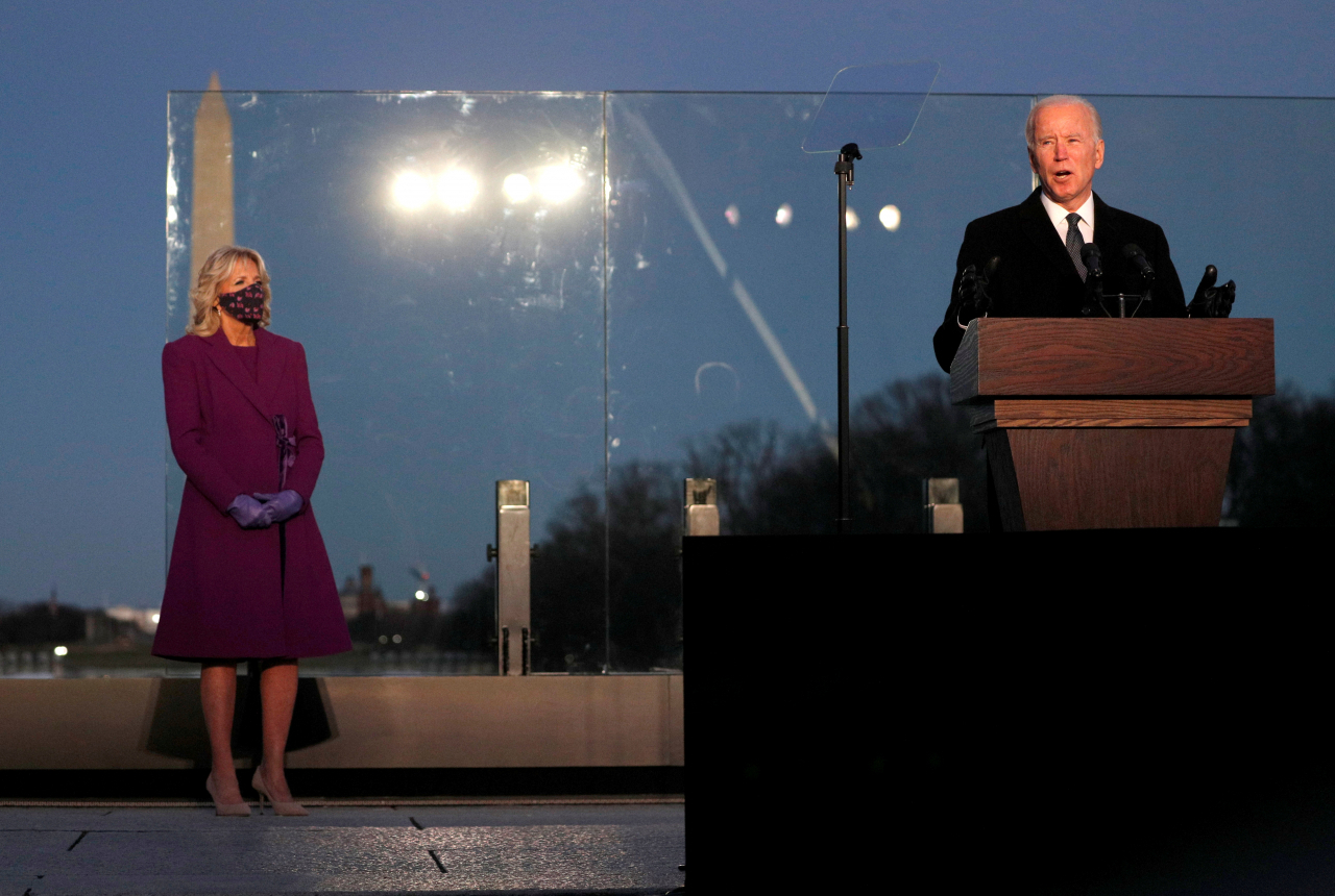 조 바이든 미국 대통령 당선인이 19일(현지시간) 워싱턴DC의 공원 내셔널몰에 있는 리플렉팅풀 근처에서 열린 신종 코로나바이러스 감염증(코로나19) 희생자에 대한 추모 행사에서 “우리는 치유하려면 반드시 기억해야 한다”고 연설했다.[로이터]