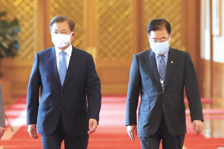 문재인 대통령과 정의용 외교부 장관 내정자. [연합]