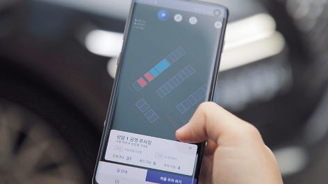 5G 자율주차 앱을 통해 인근 주차장의 빈 공간을 확인하는 모습.[LG유플러스 제공]