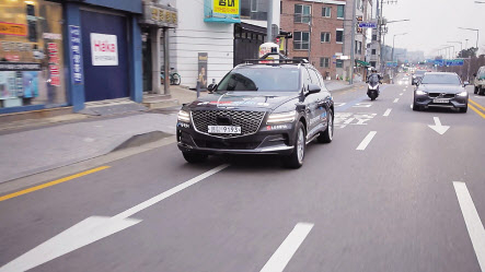 서울시 상암 5G 자율주행 시범지구에서 5G 자율주행차 ‘A1(에이원)’이 5G로 신호등과 통신하며 자율주행 하는 모습.
