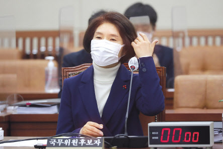 문재인 정부 들어 현역 국회의원 중 장관으로 발탁되는 사례가 늘고 있다. 역시 여당인 더불어민주당 의원인 한정애 환경부 장관 후보자가 20일 국회 환경노동위원회에서 열린 인사청문회에 출석해 시작을 기다리고 있다. 이상섭 기자