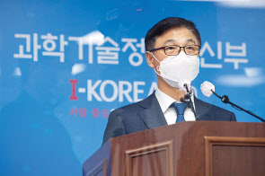 정병선 과학기술정보통신부 제1차관이 19일 오전 세종특별자치시 세종파이낸스센터 과기정통부 기자실에서 ‘2021 과학기술정보통신부 업무계획’브리핑을 하고 있다.[과기정통부 제공]