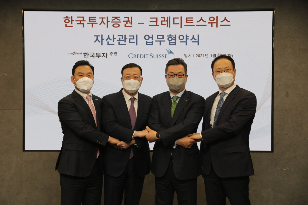 한국투자증권은 지난 19일 여의도 본사 2층 자양홀에서 크레디트스위스와 자산관리 업무협약을 체결하고, 참석자들이 기념촬영을 하고 있다. 사진 왼쪽부터 김성환 한국투자증권 부사장, 이천기 크레디트스위스 한국 대표, 정일문 한국투자증권 사장.[한국투자증권 제공]