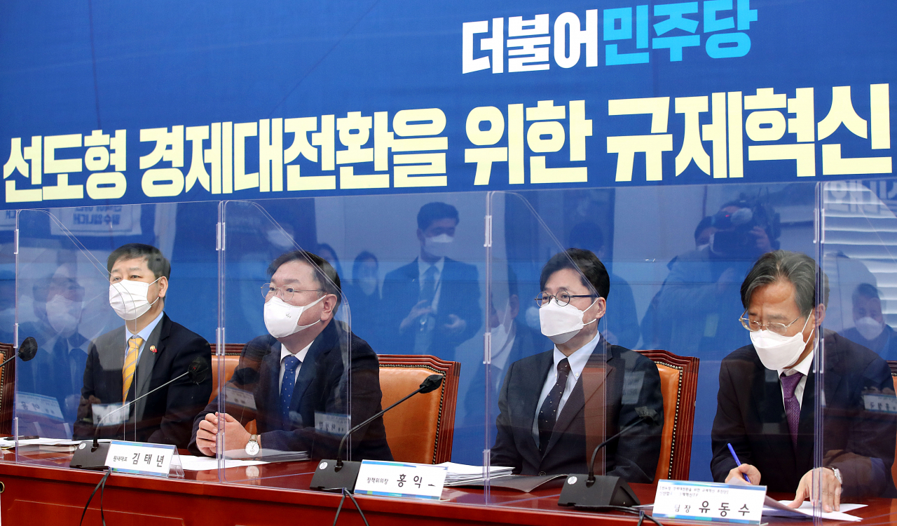 김태년 더불어민주당 원내대표가 20일 서울 여의도 국회에서 열린 선도형 경제 대전환을 위한 규제혁신추진단 제1차 전체회의에서 발언하고 있다. 이상섭 기자