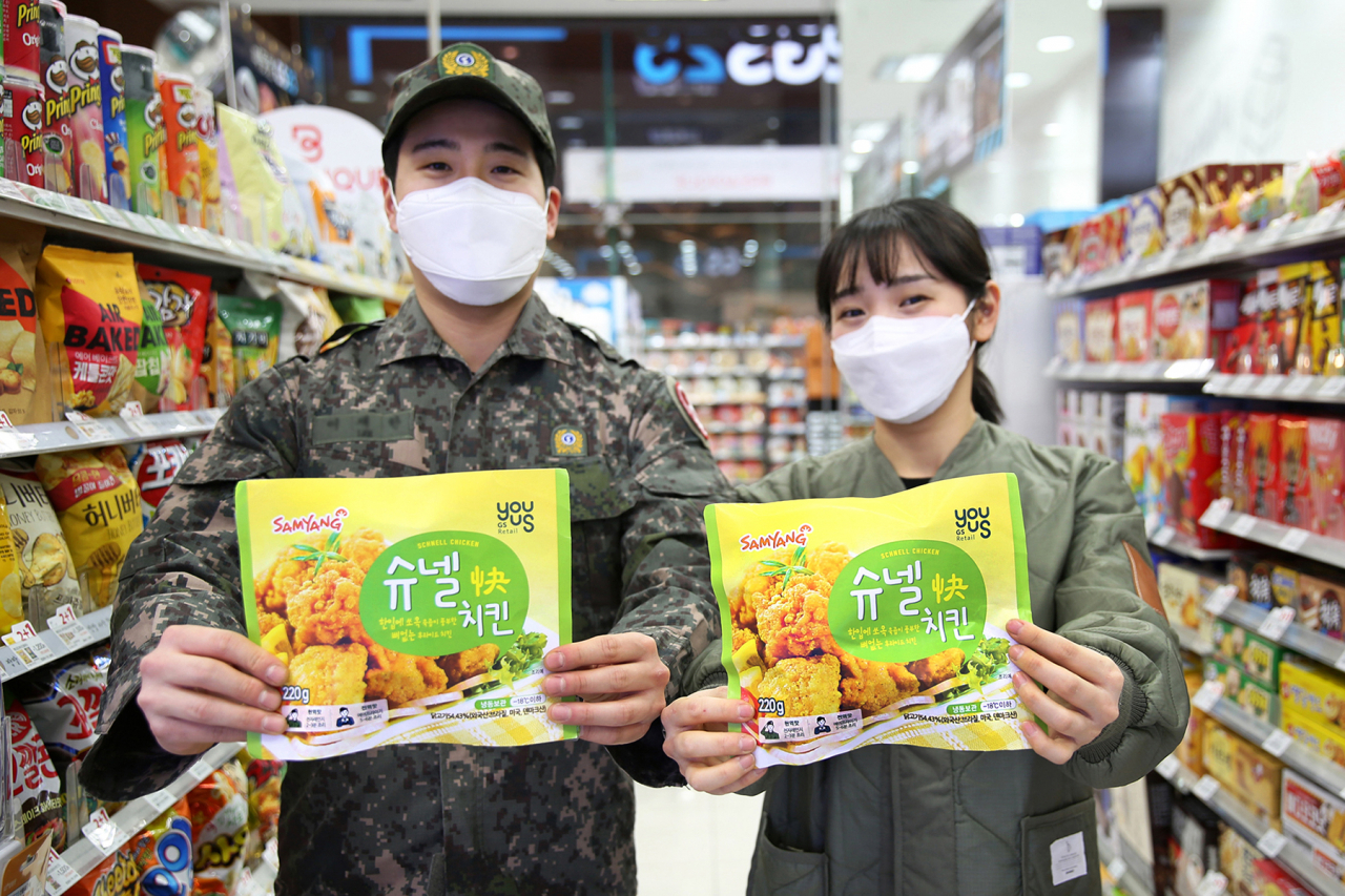 GS25는 군대 PX 인기 냉동간편식 ‘슈넬치킨’을 단독 PB제품으로 출시한다고 20일 밝혔다.[GS25제공]