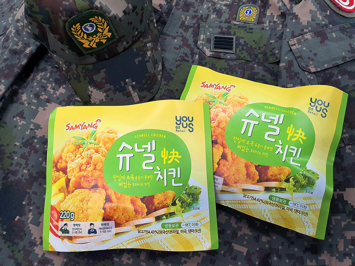 GS25는 군대 PX 인기 냉동간편식 ‘슈넬치킨’을 단독 PB제품으로 출시한다고 20일 밝혔다.[GS25제공]