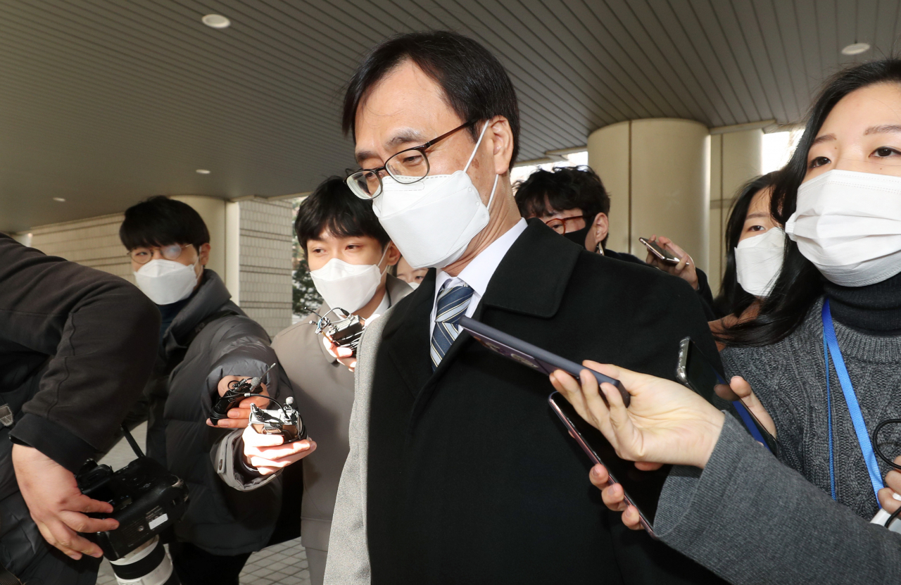 압수수색 과정에서 독직폭행 혐의로 불구속기소 된 정진웅 광주지검 차장검사가 20일 오전 서울 서초구 서울중앙지법에서 열린 첫 공판기일을 마친 뒤 건물을 나서고 있다. [연합]