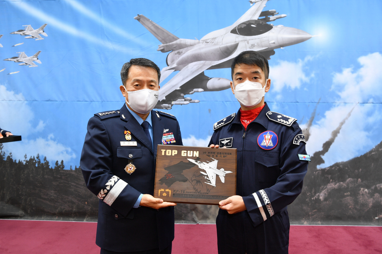 2020년 12월 29일, 대한민국 공군 탑건 시상식의 배경에 F-16V 바이퍼 전투기 그림이 있다.