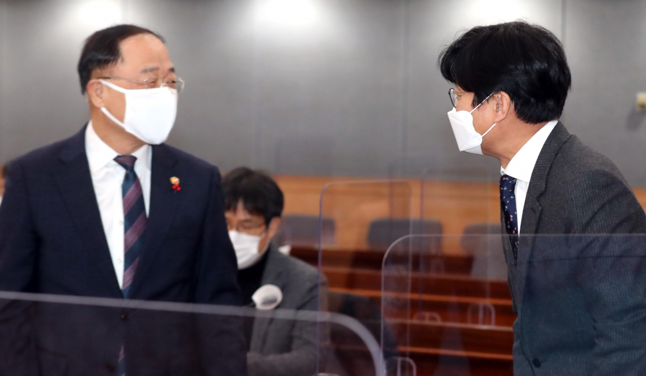 홍남기 경제부총리(왼쪽)와 최종문 외교부 2차관이 20일 정부서울청사에서 열린 제36차 국제개발협력위원회에서 인사하고 있다. 홍 부총리는 이날 비상경제 중앙대책본부회의를 열고 올해 기부금을 내는 사람은 연말정산 때 세액공제로 더 많은 돈을 돌려받는 내용을 담은 설 민생안정대책을 발표했다. [연합]