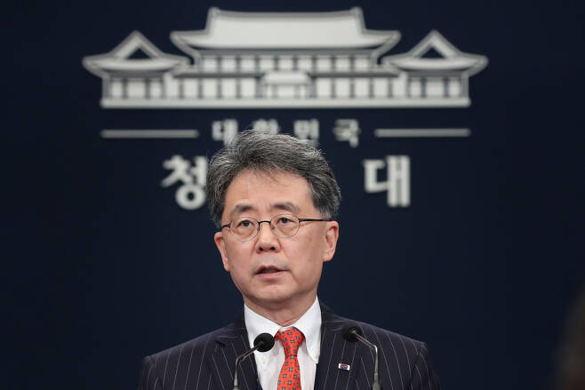 문재인 대통령이 대통령 외교안보특별보좌관에 김현종 국가안보실 제 2차장을 내정하는 등 차관급 인사를 단행했다