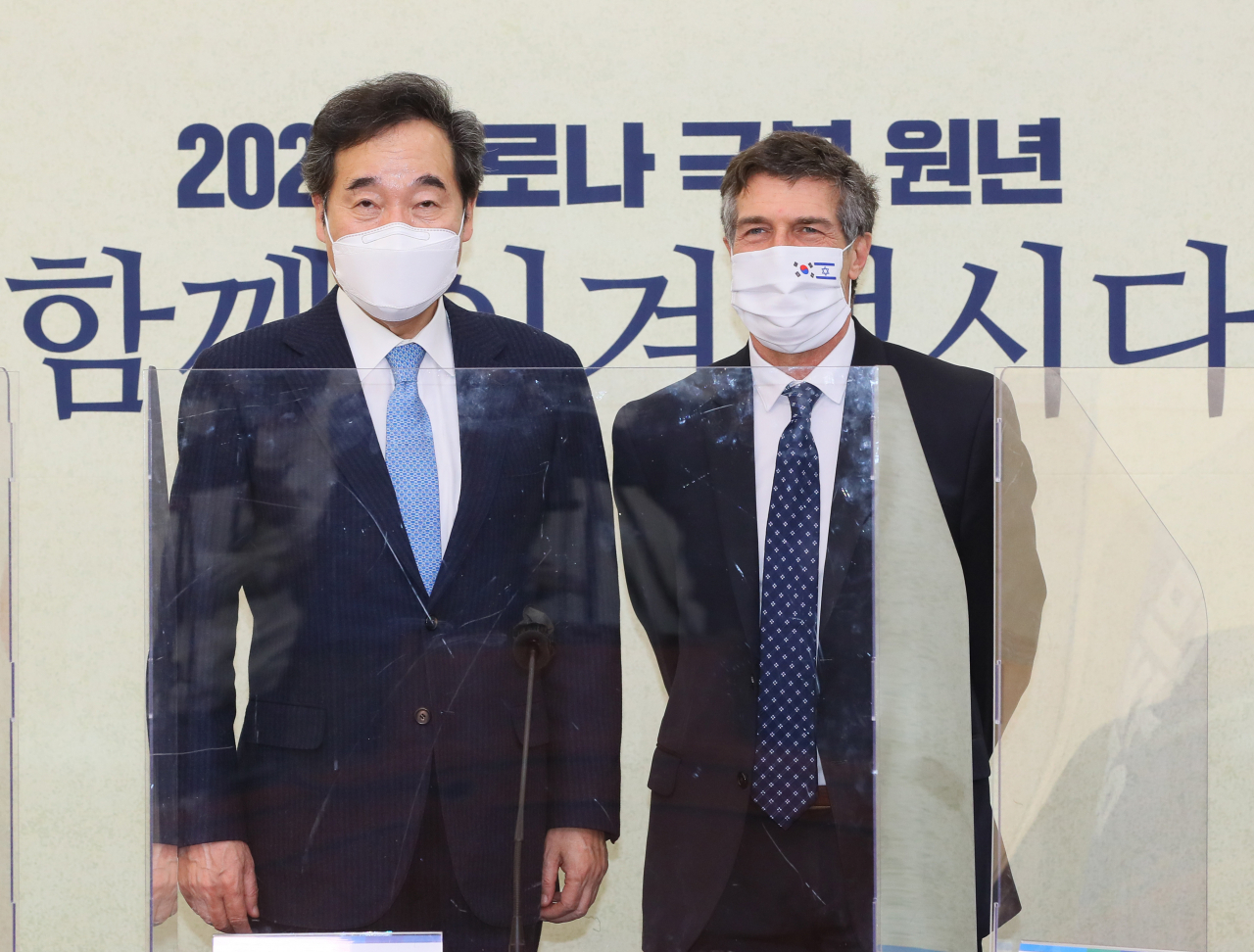 더불어민주당 이낙연 대표가 20일 국회에서 예방한 아키바 토르 주한 이스라엘 대사와 기념촬영을 하고 있다. [연합]