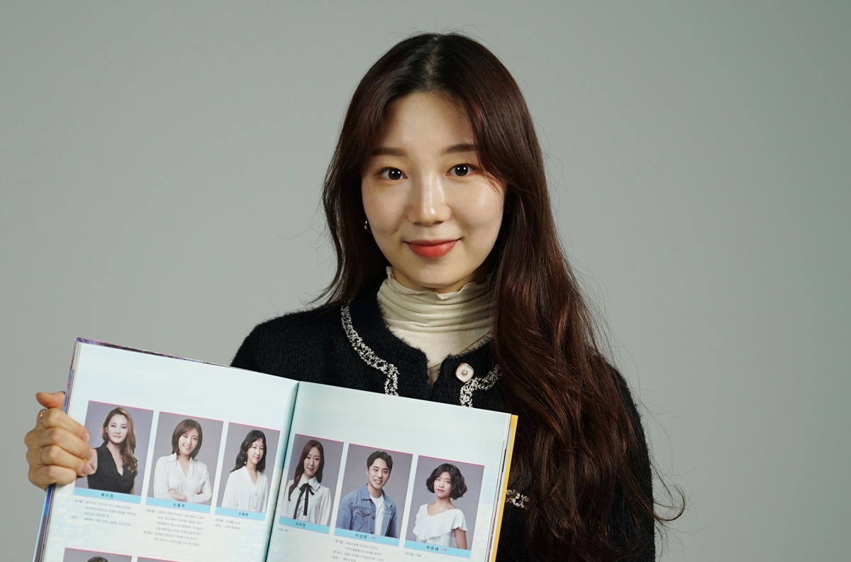 오차연 씨가 '맘마미아' 프로그램북을 펼친 채 카메라 앞에 섰다. 앙상블 출연진을 소개하는 자리 실린 차연 씨의 사진엔 '데뷔'라고 새겨졌다. [사진=신보경 PD]