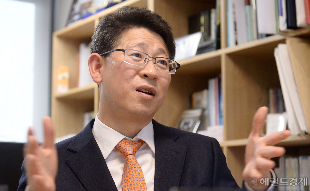 최기식 변호사가 법무법인 산지 사무실에서 인터뷰하고 있다. [이상섭 기자]