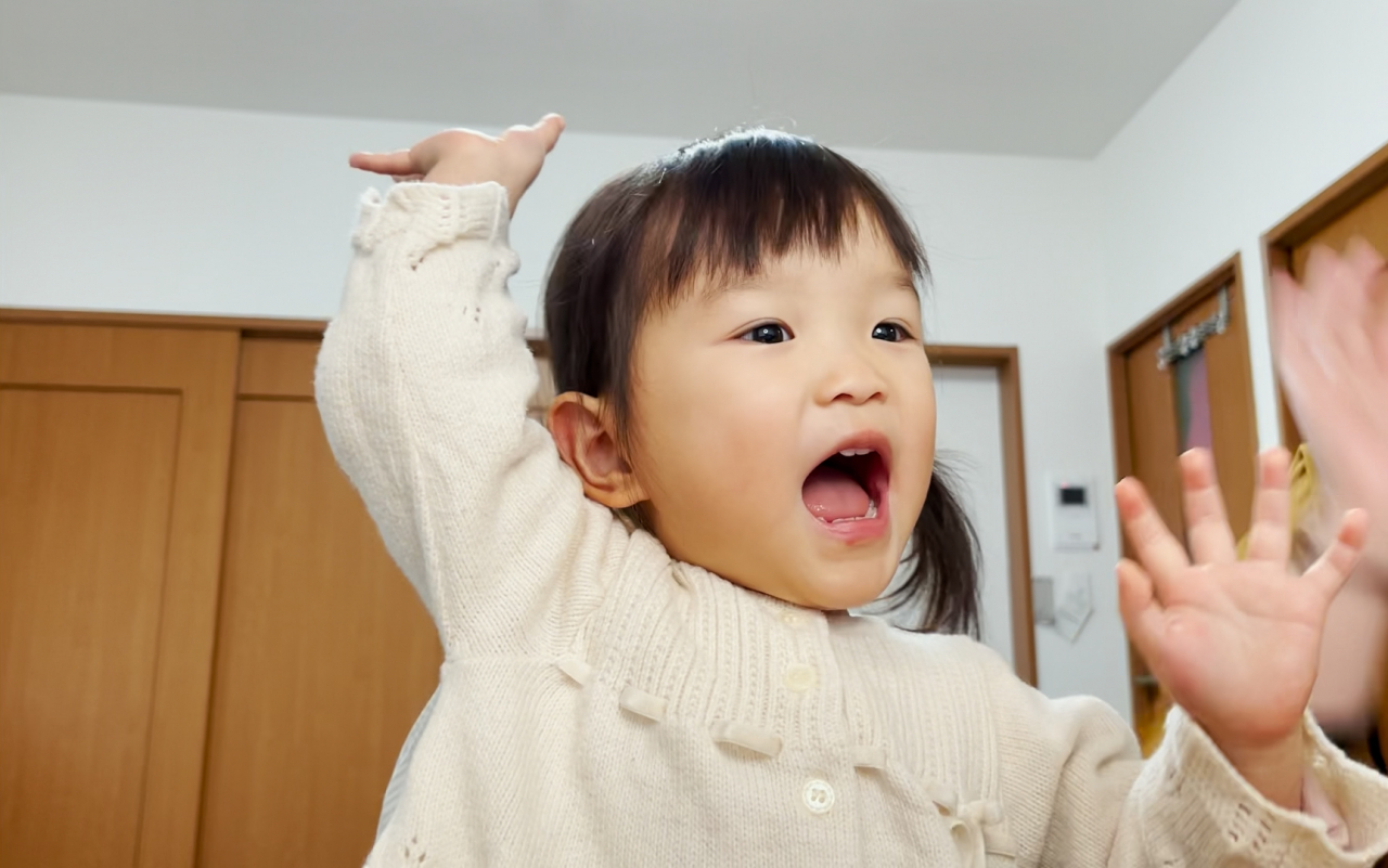 헤럴드 디지털콘텐츠국과 화상인터뷰 중인 일본 동요대회 은상 수상자 무라카타 노노카.