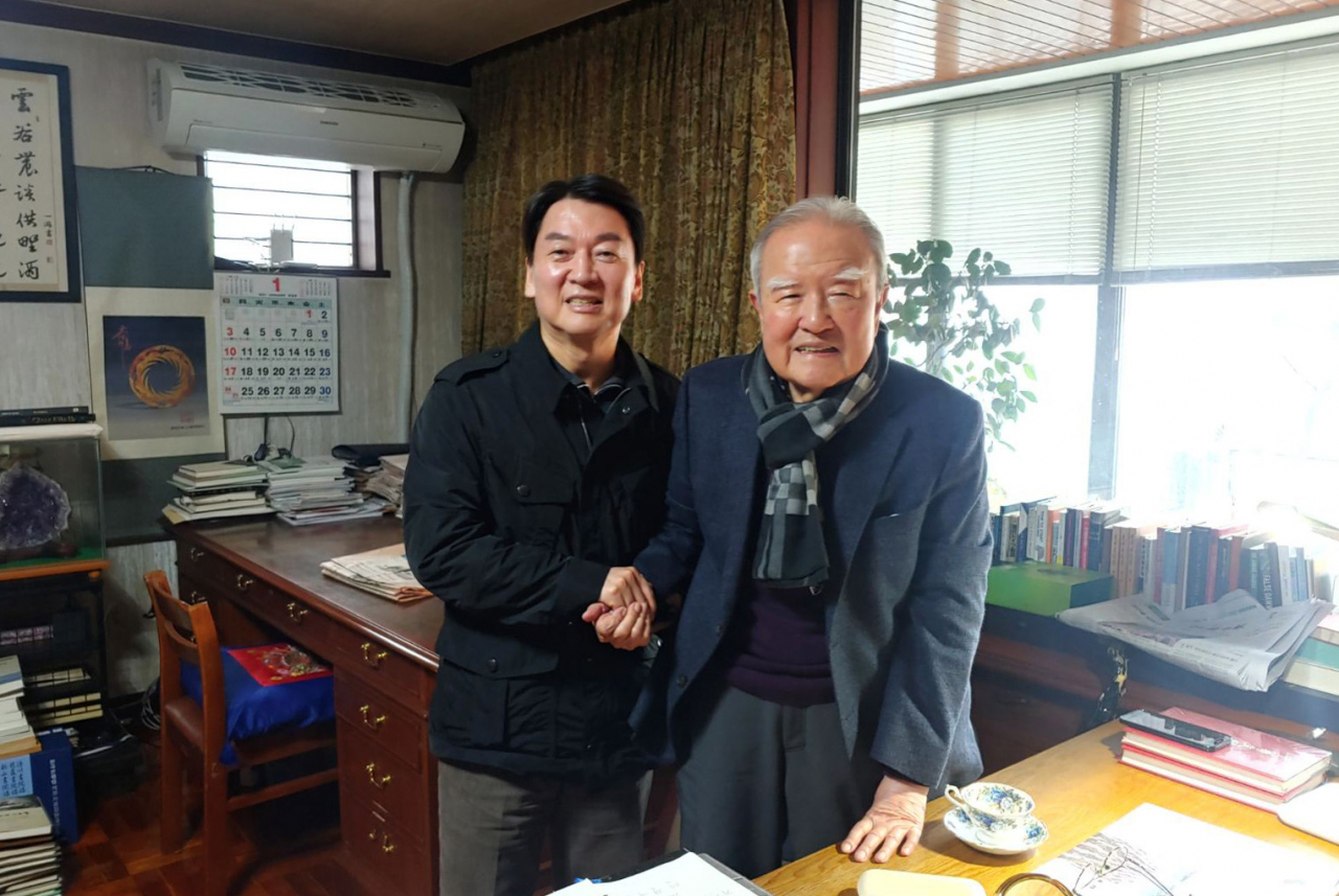 4월 서울시장 보궐선거에 출마한 국민의당 안철수 대표가 20일 서울 관악구 조순 전 서울시장의 자택을 찾아 조 전 시장을 예방하고 있다. [연합]