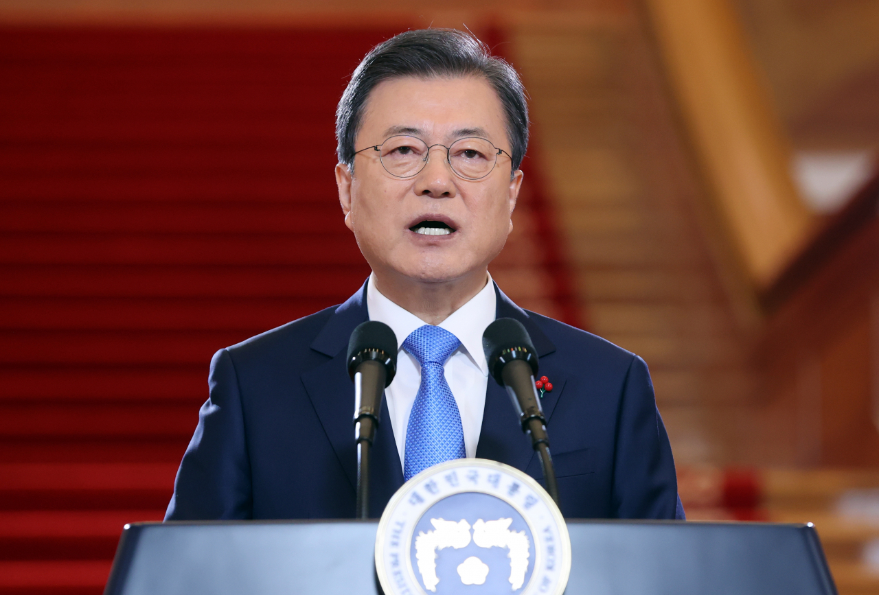 문재인 대통령이 21일 오전 김진욱 고위공직자범죄수사처장에 임명장을 수여한다. [연합]
