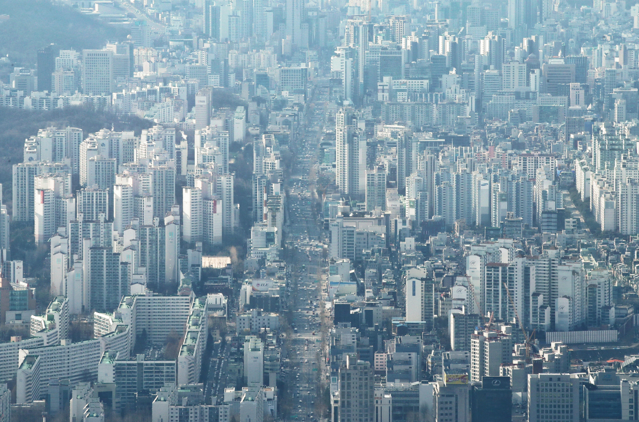 지난 14일 한국부동산원 자료에 따르면 서울의 주간 아파트값 상승률이 지난주 0.07%로 상승폭이 커졌다. 상승폭이 0.07%까지 올라간 것은 지난해 7·10 대책 발표 직후인 7월 둘째 주(0.09%) 이후 처음이다. 사진은 17일 서울 시내 아파트 단지의 모습. [연합]