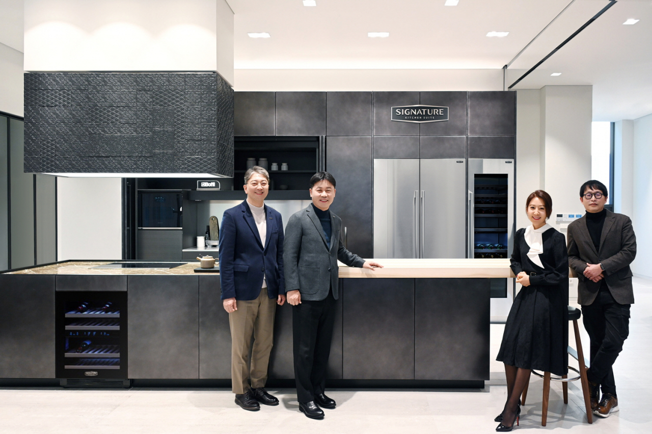 LG전자는 21일 서울시 강남구 청담동에 초프리미엄 빌트인 ‘시그니처 키친 스위트(SIGNATURE KITCHEN SUITE)’ 청담 쇼룸을 열었다. 사진 왼쪽부터 한국영업본부장 이상규 사장, H&A사업본부장 류재철 부사장, 고객 대표로 참석한 배우 김희애, 건축가 김찬중이 청담 쇼룸 3층 리빙관에서 시그니처 키친 스위트를 소개하고 있는 모습.[LG전자 제공]