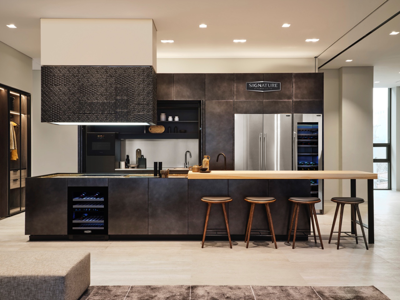 [사진3] LG전자는 21일 서울시 강남구 청담동에 초프리미엄 빌트인 ‘시그니처 키친 스위트(SIGNATURE KITCHEN SUITE)’ 청담 쇼룸을 열었다. 사진은 이탈리아 명품 가구 브랜드 보피(Boffi)와 협업해 조성한 청담 쇼룸 3층 리빙관. [LG전자 제공]