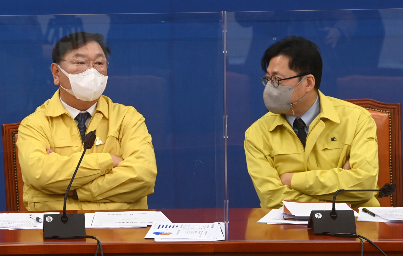 김태년 더불어민주당 원내대표(왼쪽)가 21일 국회에서 열린 정책조정회의에서 홍익표 정책위의장과 논의하고 있다. 이상섭 기자