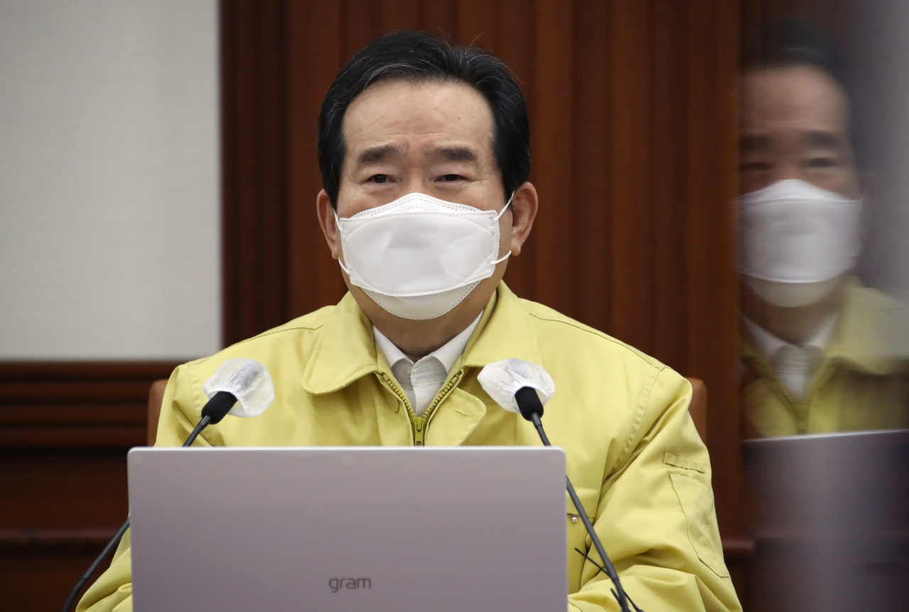 정세균 국무총리가 21일 오전 정부서울청사에서 열린 코로나19 대응 중앙재난안전대책본부 회의를 주재하고 있다. ［연합］