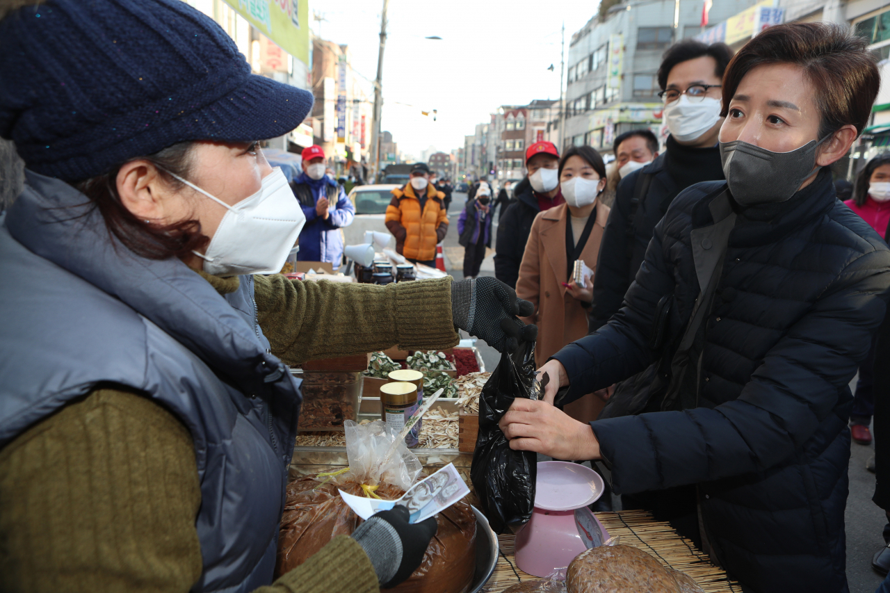 서울시장 보궐선거에 출마한 나경원 국민의힘 전 의원이 20일 서울 양천구 신영시장을 찾아 상인과 이야기를 나누고 있다. [연합]