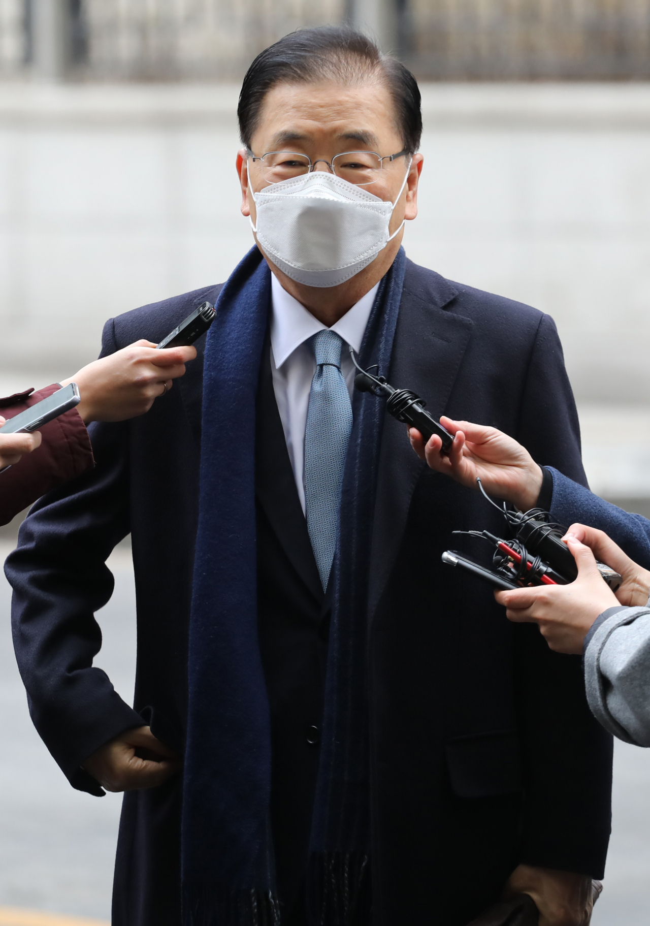 정의용 외교부 장관 후보자가 21일 오전 종로구 도렴빌딩 사무실로 출근하며 기자들의 질문에 답하고 있다. [연합]