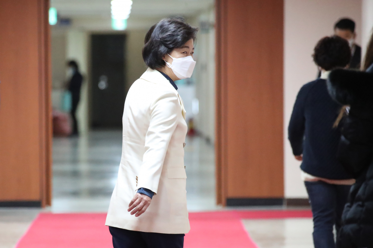 추미애 법무부 장관이 19일 국무회의 참석을 위해 정부서울청사에 도착하고 있다. [연합]