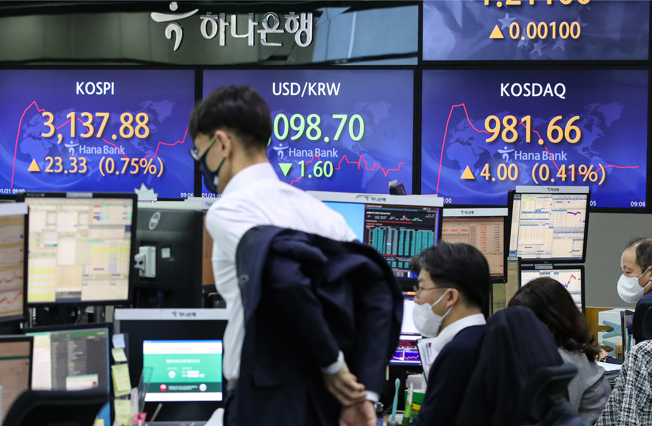 21일 오전 서울 중구 하나은행 딜링룸에 상승세로 출발한 코스피,코스닥 지수와 하향세로 돌아선 원/달러 환율이 표시되고 있다. 연합뉴스