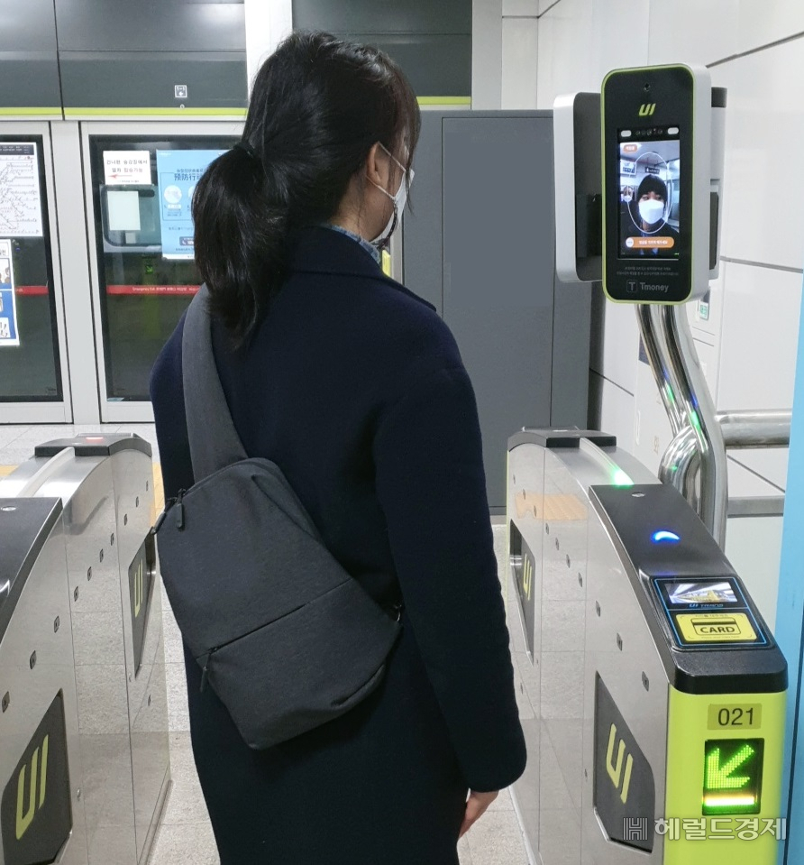 티머니가 시범 운영하는 얼굴지갑을 이용해 한 이용자가 안면인식 결제를 하고 있다. [티머니 제공]