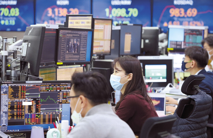21일 오전 서울 중구 하나은행 딜링룸에서 한 직원의 모니터에 조 바이든 미국 대통령의 취임 관련 기사가 띄워져 있다. 이날 코스피와 코스닥은 상승세로 출발했다. [연합]