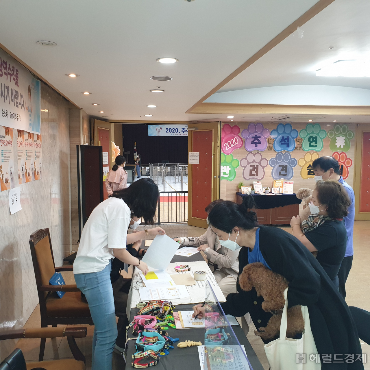 지난해 추석 연휴때 마련된 반려견 쉼터에 주민들이 반려견을 맡기고 있다. [노원구 제공]