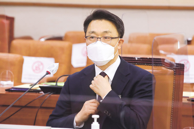 김진욱 초대 고위공직자범죄수사처(공수처) 처장 후보자가 19일 오전 서울 여의도 국회 법제사법위원회에서 열린 인사청문회에서 인사말을 하고 있다. [연합]