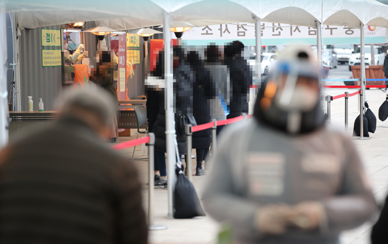 21일 오전 서울 중구 서울시청 앞 임시선별검사소에서 시민들이 신종 코로나바이러스 감염증(코로나19) 검사를 받기 위해 줄지어 서 있다. 이날 코로나19 확진자는 401(지역 발생 380, 해외유입 21)명이 신규 확진돼 이틀째 400명대 초반을 기록했다. 연합뉴스