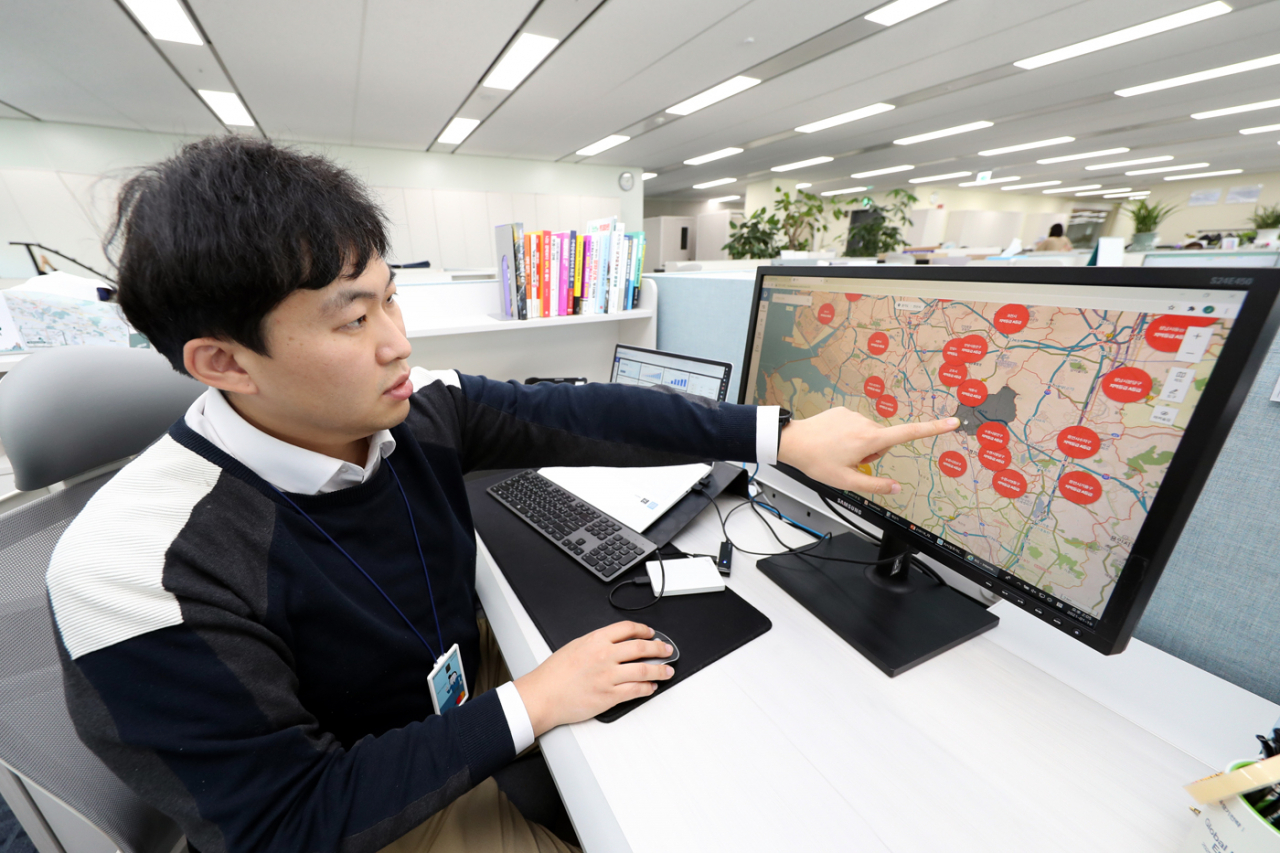 대우건설 직원이 대우건설과 부동산114가 공동 개발한 부동산통합정보시스템을 선보이고 있다. [대우건설 제공]