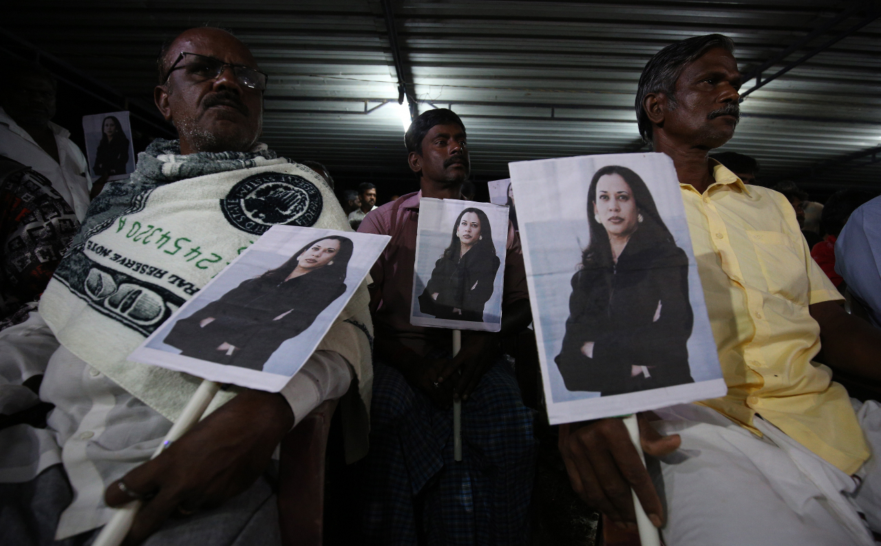 카멀라 해리스 부통령의 외할아버지가 살았던 인도 남부 타밀나두주의 한 마을 사람들이 20일(현지시간) 해리스 부통령의 사진을 들고 성공을 기원하며 미국 대통령·부통령 취임식을 지켜보고 있다. [EPA]