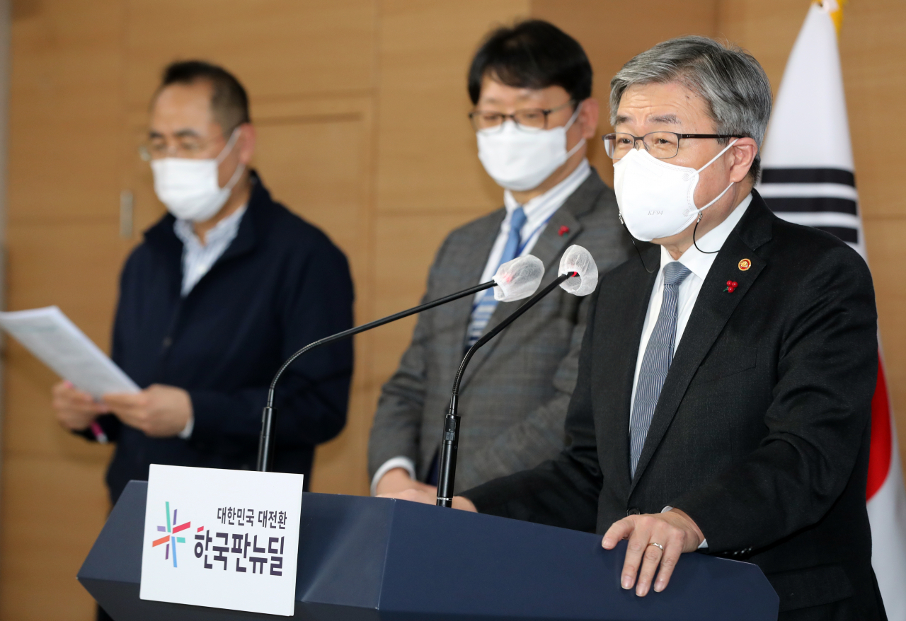 이재갑 고용노동부 장관이 21일 정부서울청사에서 산재 사망사고 감축대책에 관한 취재진의 질문에 답변하고 있다. [연합]