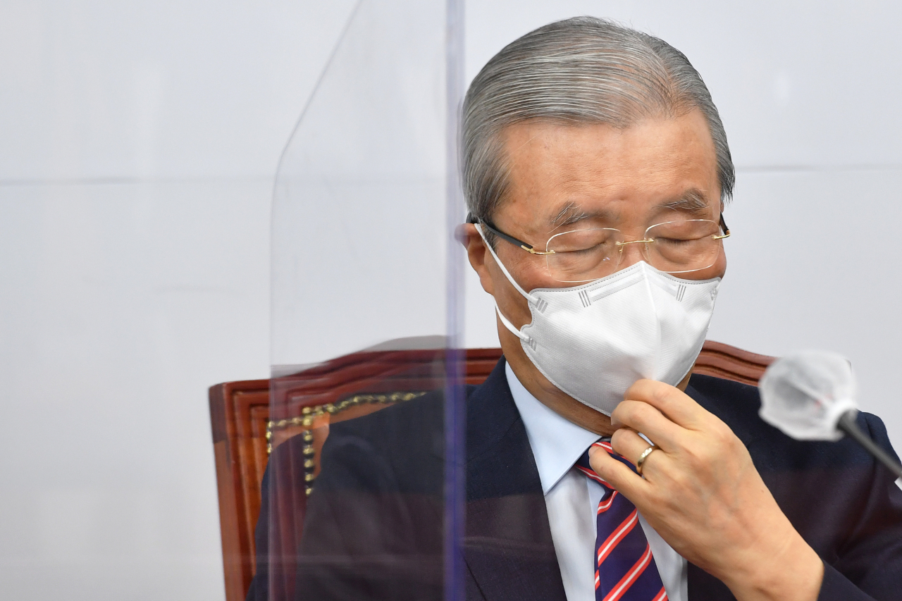 김종인 국민의힘 비상대책위원장이 21일 오전 서울 여의도 국회에서 열린 비상대책위원회의에서 마스크를 만지고 있다. [헤럴드경제=이상섭 기자]