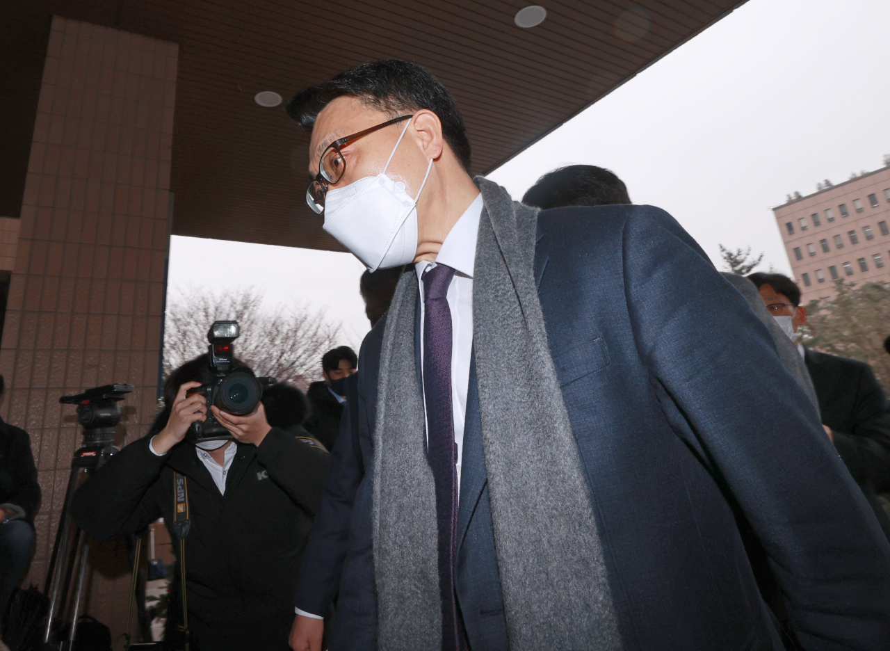 김진욱 초대 고위공직자범죄수사처장이 21일 오후 정부과천청사에 마련된 고위공직자범죄수사처(공수처) 사무실로 출근하고 있다. [연합]